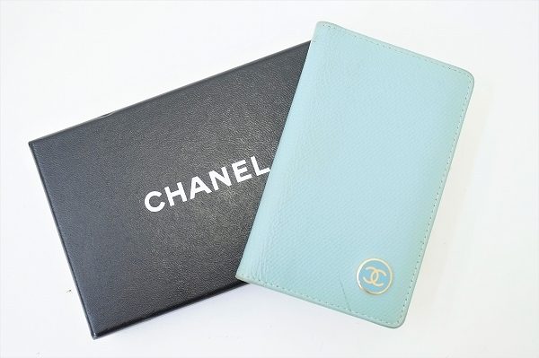 パステルブルーが可愛いシャネルのカードケースを買い取りさせていただきました