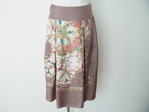 上品なスカーフのようなユキトリイのスカートを買い取りました