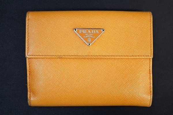 人気のサフィアーノ！可愛いオレンジ色のプラダの二つ折り財布を買い取りました