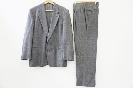 男性の魅力を引き出してくれるジョルジオアルマーニのスーツをお譲りいただきました