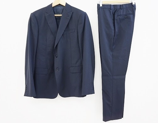 濃紺のベーシックカラーが着回しやすいアルマーニコレッツォーニ ARMANICOLLEZIONIのシングルスーツを買取させて頂きました。