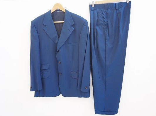 フレッシュでいて優し気な紺色が素敵なジャンニヴェルサーチ GIANNIVERSACEのメンズ用シングルスーツを買取させて頂きました。