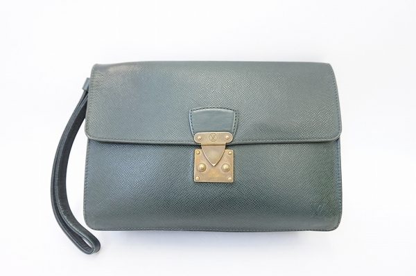 コンパクトで機能性あり、ルイヴィトンのクラッチバッグを買取いたしました