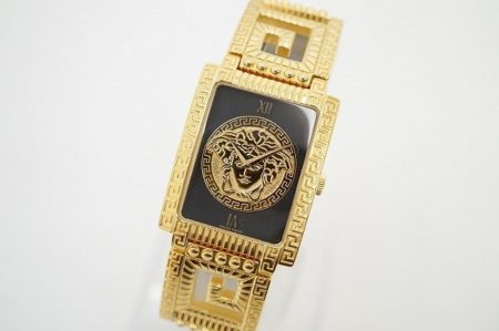 独創性あふれるゴージャスなジャンニヴェルサーチの腕時計を買取いたしました