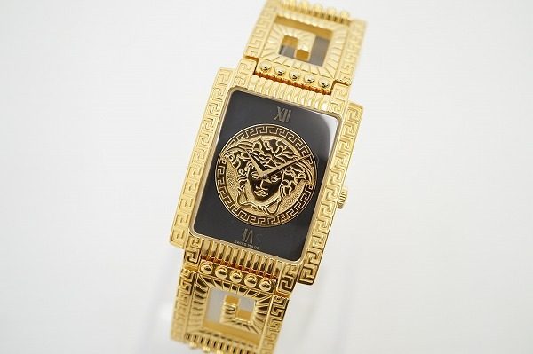 独創性あふれるゴージャスなジャンニヴェルサーチの腕時計を買取いたしました