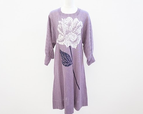 紫と白の細めボーダーにワンポイントの大輪の花がフェミニンな斉藤都世子のニットワンピースを買取させて頂きました。
