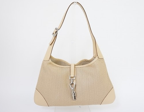 ベージュのワントーンでどんなコーディネートにも対応してくれるグッチ GUCCIのショルダーバッグを買取させて頂きました。