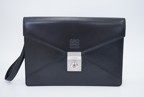 ブラックレザーにシンプルなフォルムが スマートな男性を支えるロエベ LOEWEのクラッチバッグを買取させて頂きました。