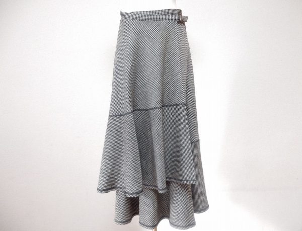 美しいボリュームフレアでエレガント、t.bセンソユニコのスカートを買取いたしました