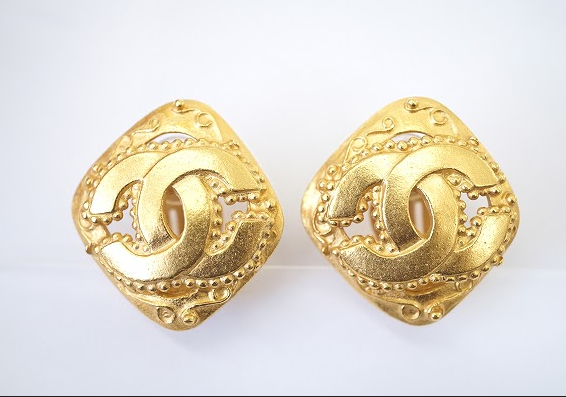 スクエアフォルムにココマークを掘り描いた立体的なゴールドイヤリング ！シャネル CHANEL