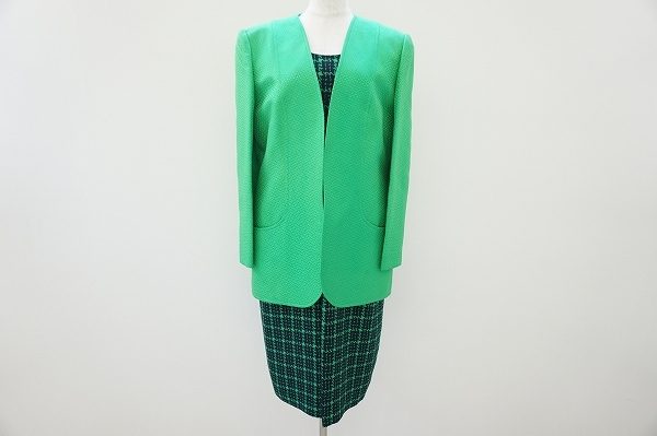 グリーンを基調としたハッとさせられる美しいスタイル、ジュンアシダのワンピーススーツを買取いたしました