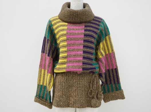 カラフルな色使いでも大人女性の品を感じる斉藤都世子のタートルネックセーターを買取させて頂きました。