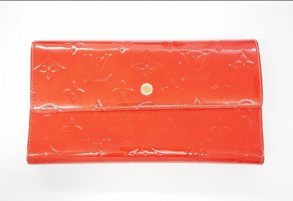 赤のエナメルが鮮やかなルイ・ヴィトン LOUIS VUITTONの長財布・ヴェルニを買取させて頂きました。