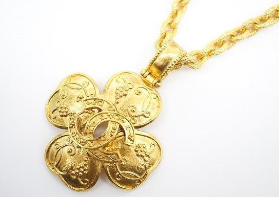 クローバーモチーフとココマークを組み合わせたゴールドネックレス ！シャネル CHANEL