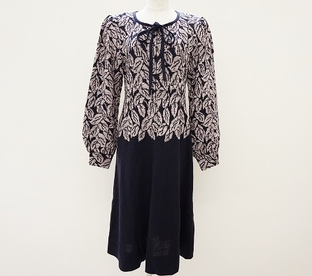 リボンが大人フェミニンな斉藤都世子のニットワンピースを買取させて頂きました。