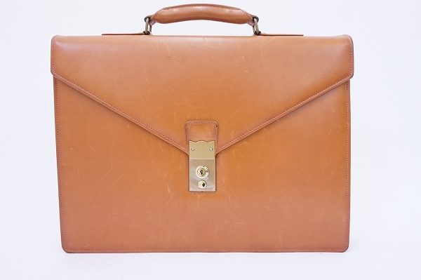 華やかなお色のバーニーズニューヨークのブリーフケースを買い取りました