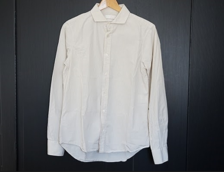 コットンで着心地抜群でいてベージュカラーが優しい雰囲気のアレキサンダーマックイーン ALEXANDERMQUEENのメンズ用長袖ワイシャツを買取させて頂きました。
