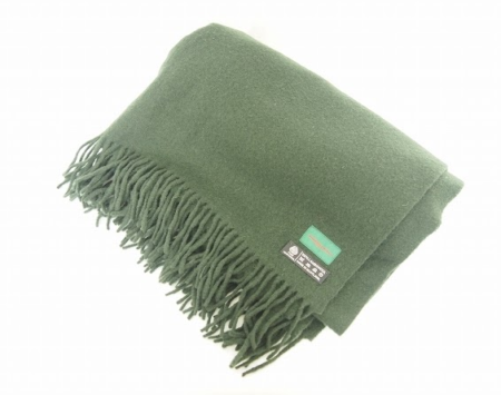 今シーズン人気のくすみカラーのグリーンが落ち着いた大人女性の雰囲気を醸すマフラー！ワンダフルワールド WONDERFUL WORLD