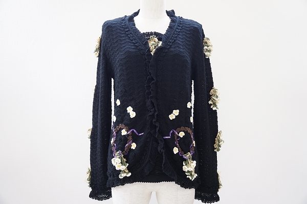 お花を全身に纏ったデザインのピンクハウスのアンサンブルを買取いたしました