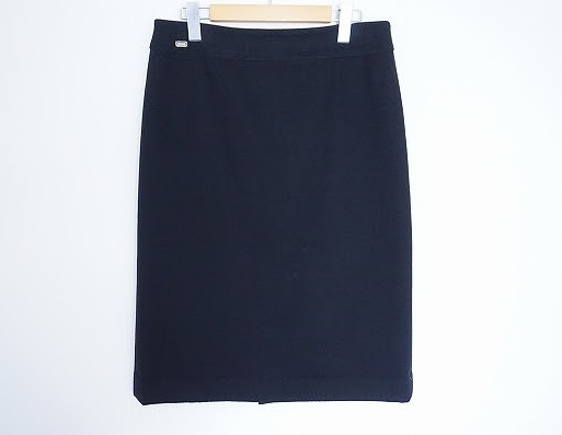 カシミヤで暖かくどんなトップスとも相性抜群のブラックのタイトスカート！レオナール