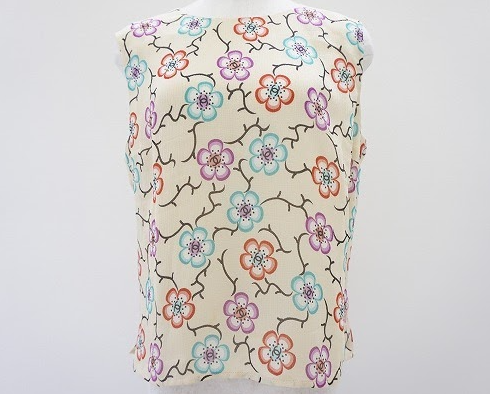 ベージュベースにカラフルな花柄が華やかなシャネル CHANELのタンクトップを買取させて頂きました。