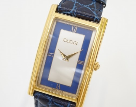 青のレザーベルトとゴールドのスクエアフォルムが大人男性の風格を感じさせるグッチ GUCCIの腕時計を買取させて頂きました。