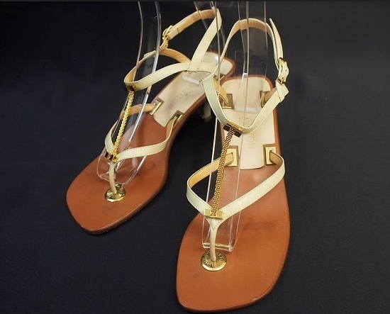 アイボリーと茶とのアースカラーが足を綺麗に魅せてくれルイ・ヴィトン LOUISVITTONのサンダルを買取させて頂きました。