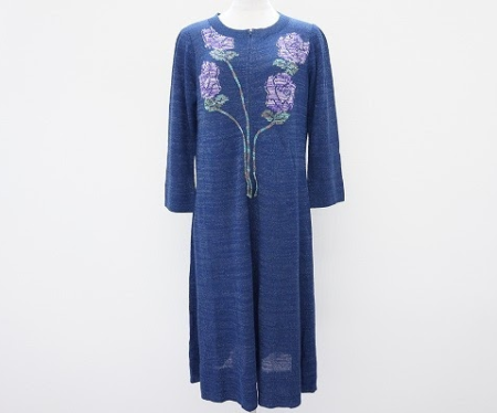 紺のキャンバスにバラ柄を描いたジップアップワンピース  ！サイトウトヨコ 斉藤都世子