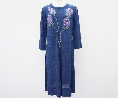 紺のキャンバスにバラ柄を描いたジップアップワンピース  ！サイトウトヨコ 斉藤都世子