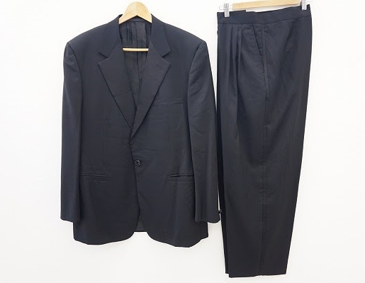 シンプルながら上質な雰囲気を醸すジャンニヴェルサーチ GIANNIVERSACEの男性用シングルスーツを買取させて頂きました。