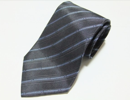 シルクの光沢がストライプ模様をより一層シャープに魅せるシャネル CHANELの紺色レジメンタルタイを買取させて頂きました。