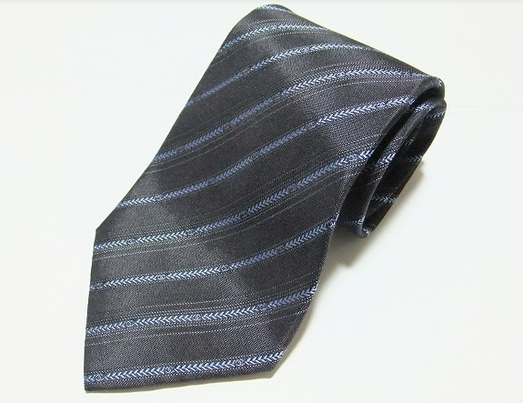 シルクの光沢がストライプ模様をより一層シャープに魅せるシャネル CHANELの紺色レジメンタルタイを買取させて頂きました。