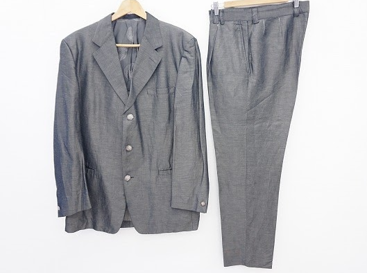 麻混で涼しく快適に着こなせるグレーの男性用シングルスーツ!ジャンニヴェルサーチ GIANNIVERSACE