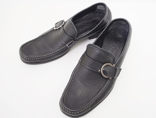 ブラックにシルバーバックルがシンプルハンサムなメンズ用レザーローファー!フェラガモ Ferragamo