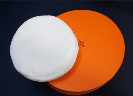 リネン仕様で涼し気な雰囲気を演出してくれるエルメス HERMESのオフホワイトベレー帽を買取させて頂きました。