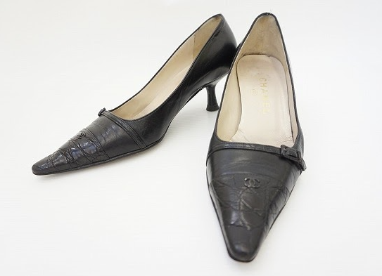 コーディネートを上品にまとめてくれるブラックのパンプス！シャネル CHANEL