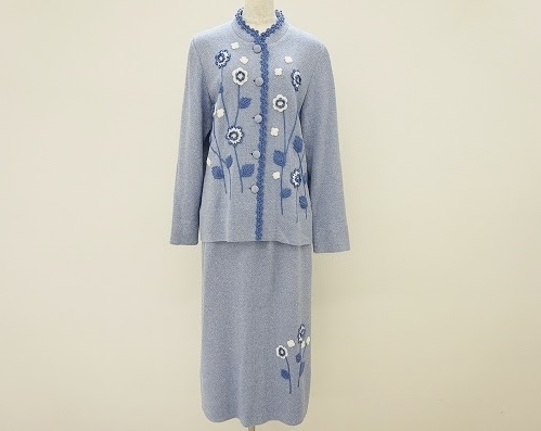 水色ベースに青と白の小花刺繍が上品なセットアップ!斉藤都世子