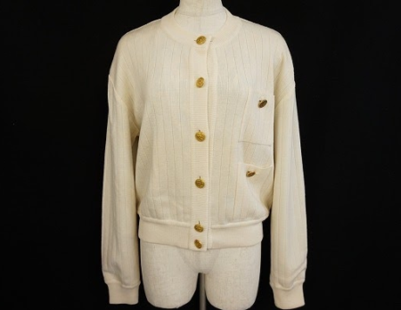 白に金ボタンが上品、シルク仕様で触り心地抜群のカーディガン ！サルヴァトーレ・フェラガモ Ferragamo