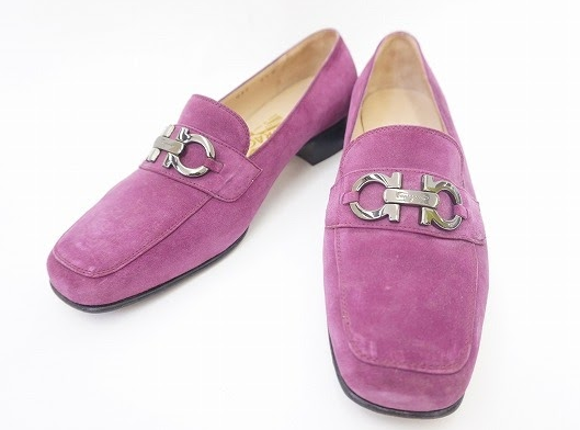 秋の装いにピッタリな紫のスエードにブランドアイコンのガンチーニが素敵なサルヴァトーレ・フェラガモ Ferragamoのローファーを買取させて頂きました。