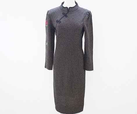 黒ベースに右袖にのみ一輪のバラをあしらったエキゾチックな雰囲気を纏う斉藤都世子のチャイナドレスを買取させて頂きました。