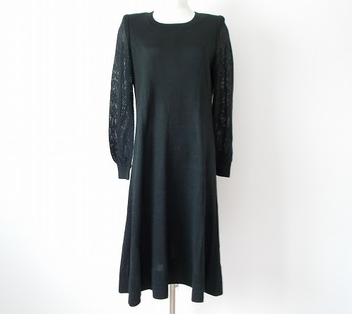 袖の透け感大人女性の上品さを演出するシンプルな黒のニットワンピース！斉藤都世子