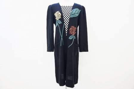 胸元の切り替えと薔薇デザインがオシャレ！斉藤都世子のワンピースを買取いたしました