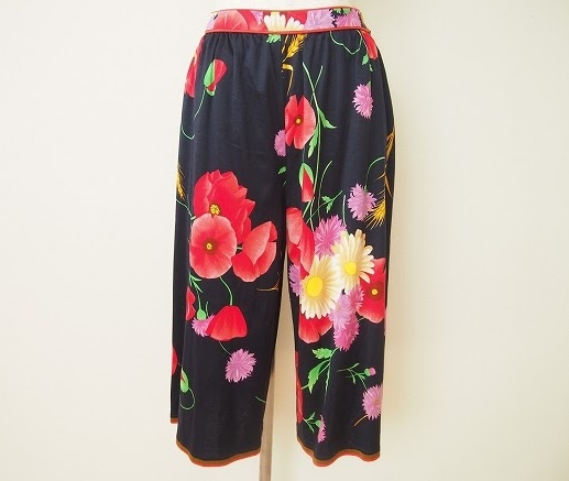 紺と赤い花柄のコントラストが鮮やかなレオナール LEONARDのレディース用パンツを買取させて頂きました。