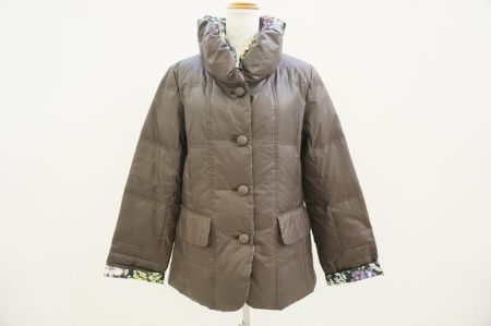 無地と美しい花柄のリバーシブルで便利なバラ色の暮らしのコートを買取いたしました