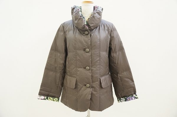 無地と美しい花柄のリバーシブルで便利なバラ色の暮らしのコートを買取いたしました