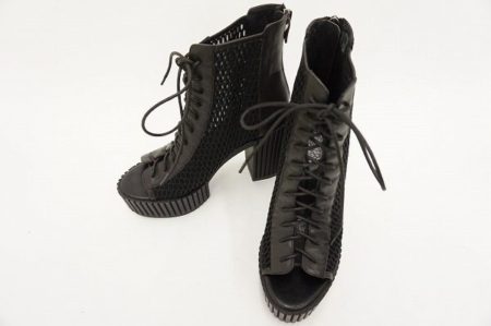 大胆かつセクシーなエイココンドウのショートブーツを買取いたしました