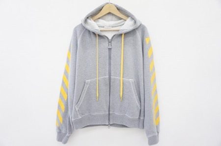 袖のライン使いがおしゃれなモンクレールのジップパーカーを買い取りました