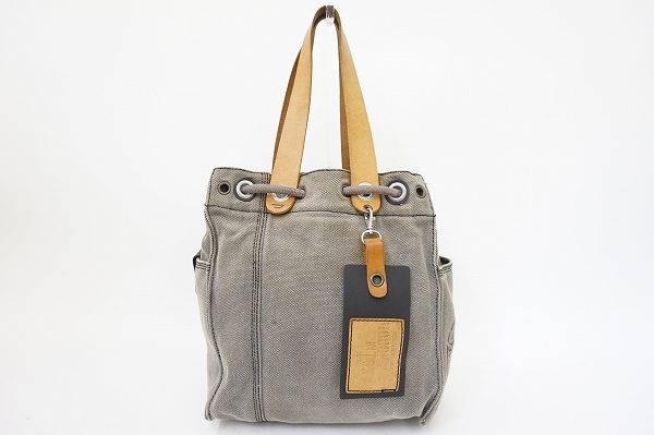 人気のキャンバスとレザーのミックス素材でできたディーゼルのメンズバッグを買い取りました