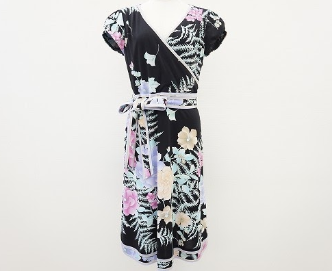 黒に優し気な色合いの花柄がエレガントなワンピース！レオナール LEONARD