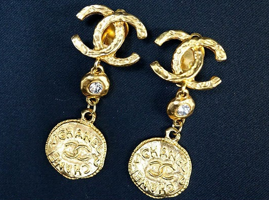 ココマークを上下にあしらい軽く揺れるスイングデザインのシャネル CHANELのイヤリングを買取させて頂きました。